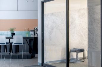 Gdzie sprawdzą się systemy drzwi przesuwnych?