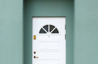 Montaż drzwi w nierównych murach, czyli ościeżnice regulowane