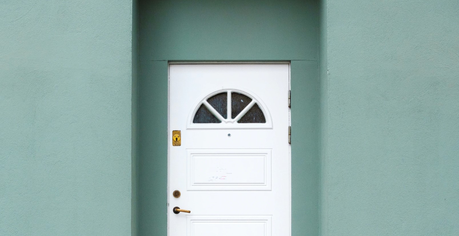 Montaż drzwi w nierównych murach, czyli ościeżnice regulowane