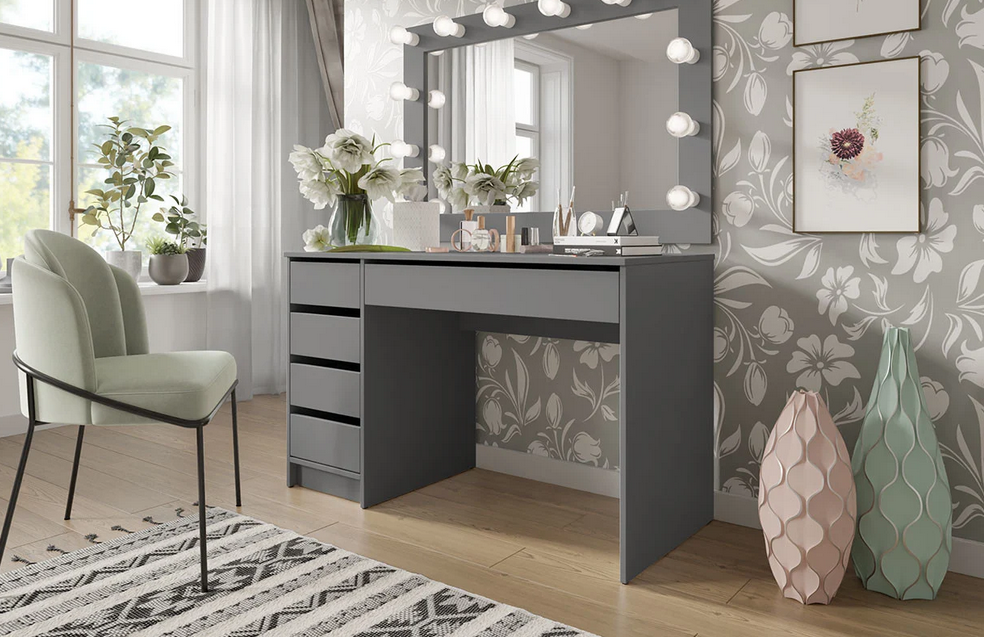 aranżacja z szarym biurkiem