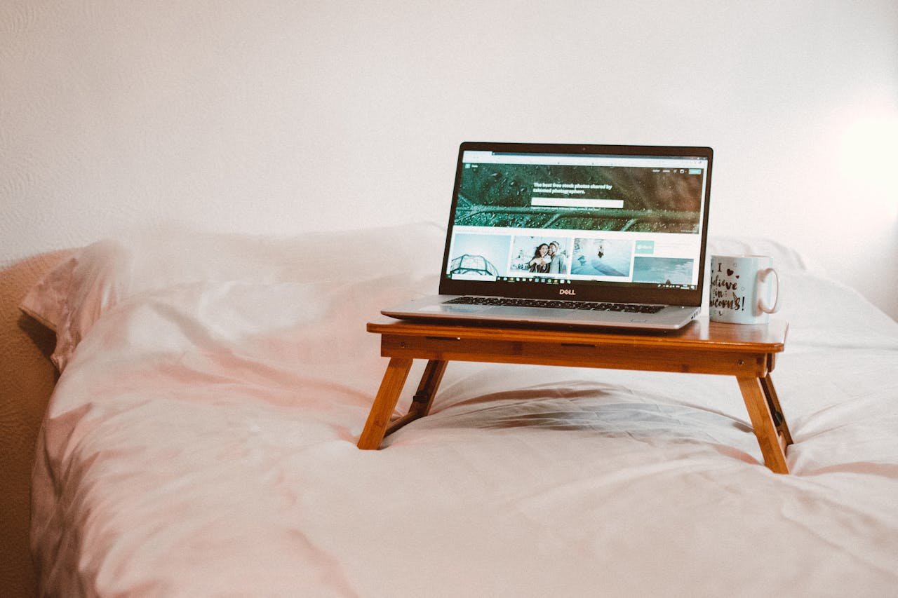 stolik pod laptop do łóżka
