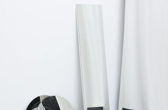 różne rodzaje luster ustawione przy ścianie