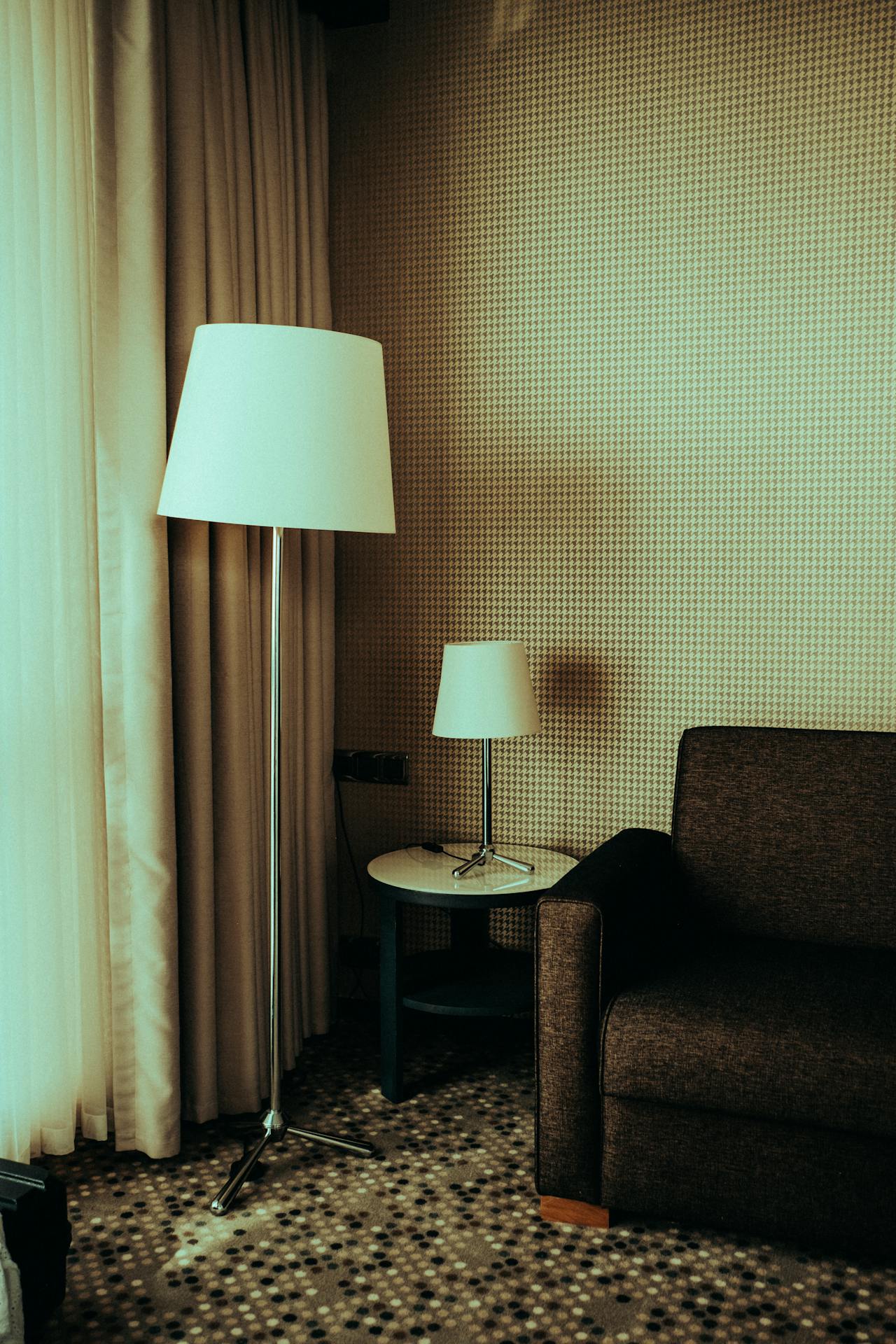 stanowisko czytelnicze lampy stojące obok fotela